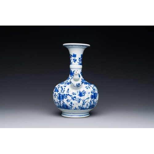 881 - A Chinese blue and white kendi with floral design, KangxiH.: 25,5 cm
 The absence of a condition rep... 