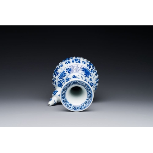 881 - A Chinese blue and white kendi with floral design, KangxiH.: 25,5 cm
 The absence of a condition rep... 