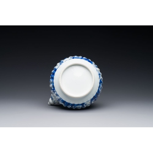 881 - A Chinese blue and white kendi with floral design, KangxiH.: 25,5 cm
 The absence of a condition rep... 