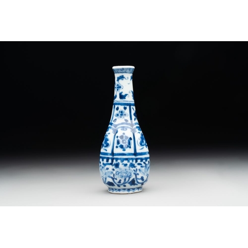 884 - A Chinese blue and white facetted bottle vase with floral design, KangxiH.: 14,5 cmThe absence of a ... 