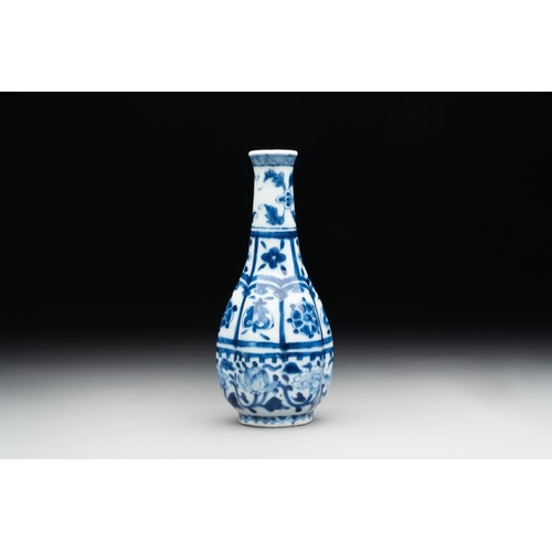 884 - A Chinese blue and white facetted bottle vase with floral design, KangxiH.: 14,5 cmThe absence of a ... 