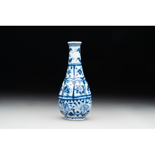 884 - A Chinese blue and white facetted bottle vase with floral design, KangxiH.: 14,5 cmThe absence of a ... 