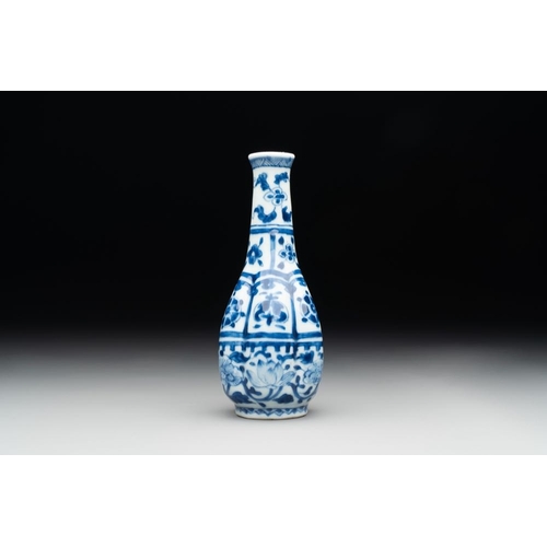 884 - A Chinese blue and white facetted bottle vase with floral design, KangxiH.: 14,5 cmThe absence of a ... 