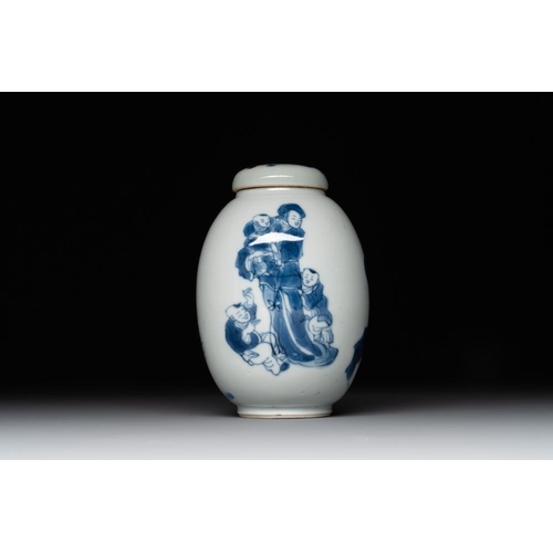 887 - A Chinese blue and white tea caddy and cover with a lady and playing boys, KangxiH.: 8,3 cm (incl. c... 