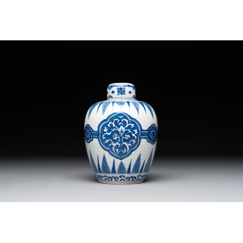 889 - A Chinese blue and white covered jar with floral design, KangxiH.: 17,3 cmThe absence of a condition... 