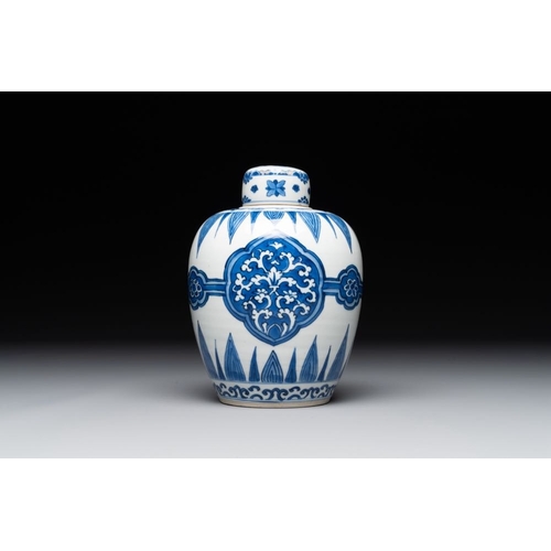 889 - A Chinese blue and white covered jar with floral design, KangxiH.: 17,3 cmThe absence of a condition... 