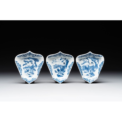 893 - Three Chinese blue and white dishes and two plates, KangxiDia.: 16,5 cm (each plate)Dim.: 12 x 13,5 ... 