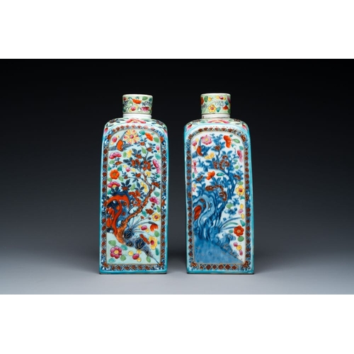 902 - A pair of Chinese blue and white square flasks with European overdecoration, KangxiH.: 27,5 cm (incl... 