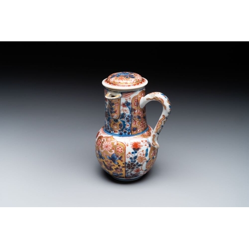 906 - A Chinese English-decorated blue and white jug and cover, KangxiL.: 11 cm - H.: 14,5 cmThe absence o... 