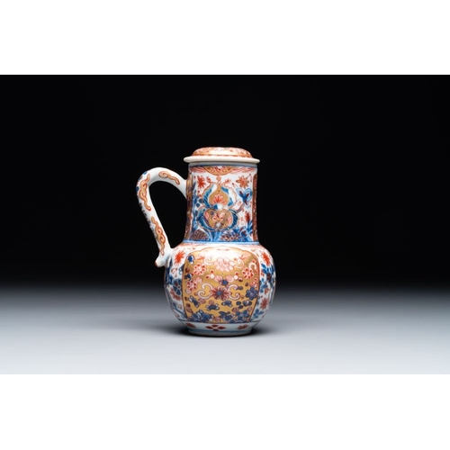 906 - A Chinese English-decorated blue and white jug and cover, KangxiL.: 11 cm - H.: 14,5 cmThe absence o... 