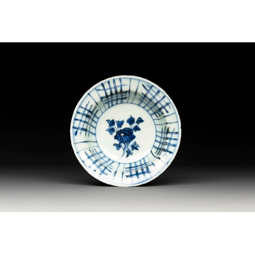 910 - A group of thirteen Chinese blue, white and famille rose plates and a bowl, late Ming/early QingDia.... 