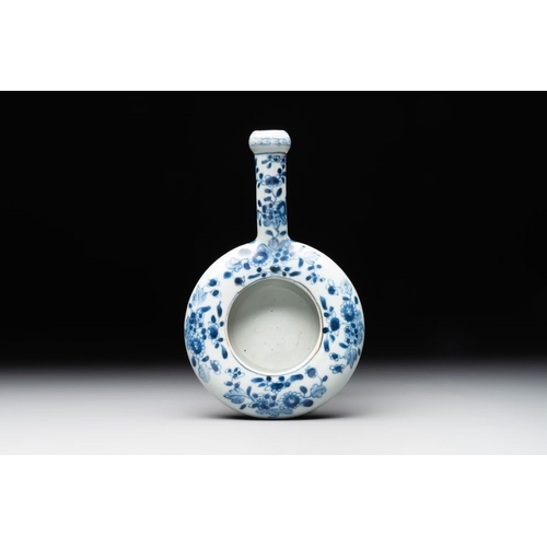 911 - A Chinese porcelain spittoon, two walking stick knobs, five knife handles, Kangxi/QianlongL.: 21 cm ... 