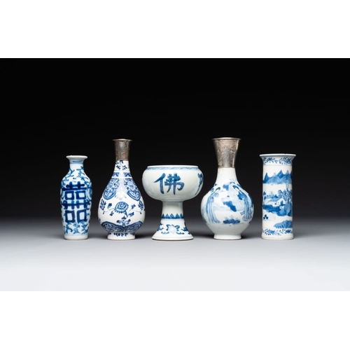 913 - Four Chinese blue and white vases and a stem cup, Kangxi and laterH.: 18,5 cm (the tallest vase)H.: ... 