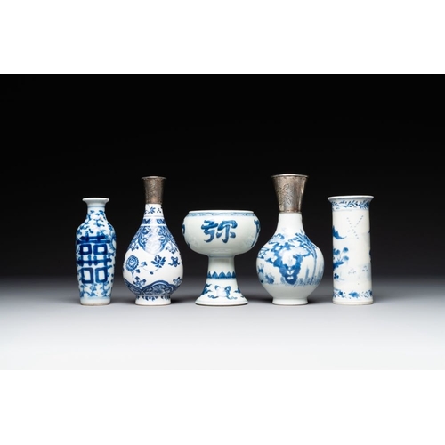 913 - Four Chinese blue and white vases and a stem cup, Kangxi and laterH.: 18,5 cm (the tallest vase)H.: ... 