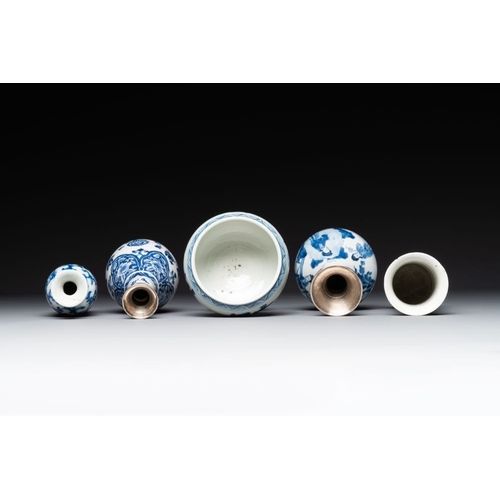 913 - Four Chinese blue and white vases and a stem cup, Kangxi and laterH.: 18,5 cm (the tallest vase)H.: ... 