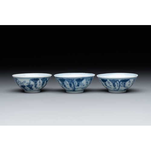 921 - Three Chinese blue and white 'grapevines' cups, Yongzheng mark and of the periodDia.: 6,2 cm - H.: 2... 