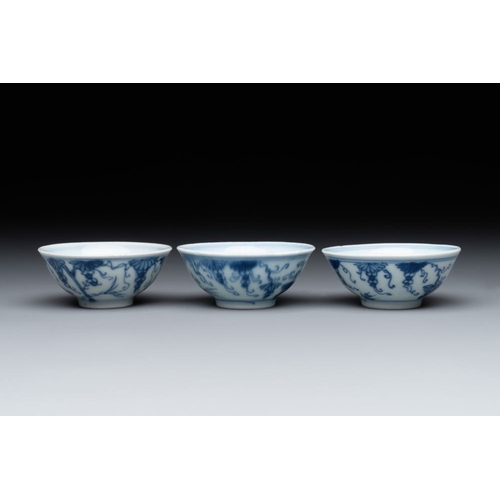 921 - Three Chinese blue and white 'grapevines' cups, Yongzheng mark and of the periodDia.: 6,2 cm - H.: 2... 