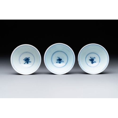 921 - Three Chinese blue and white 'grapevines' cups, Yongzheng mark and of the periodDia.: 6,2 cm - H.: 2... 