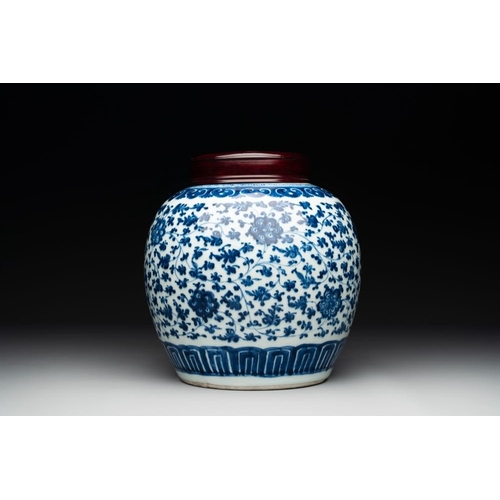 923 - A Chinese blue and white 'flower scroll' jar with a wooden cover, QianlongH.: 23,5 (incl. cover)The ... 