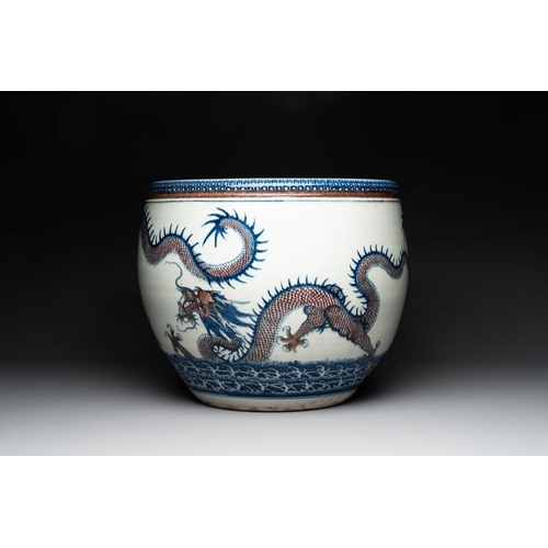 925 - A pair of Chinese blue, white and copper-red 'dragon' fish bowls, QianlongDia.: 47,5 cm - H.: 39 cmT... 