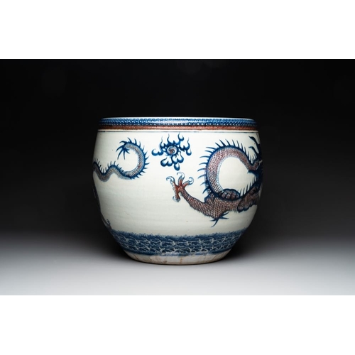 925 - A pair of Chinese blue, white and copper-red 'dragon' fish bowls, QianlongDia.: 47,5 cm - H.: 39 cmT... 