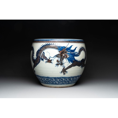 925 - A pair of Chinese blue, white and copper-red 'dragon' fish bowls, QianlongDia.: 47,5 cm - H.: 39 cmT... 