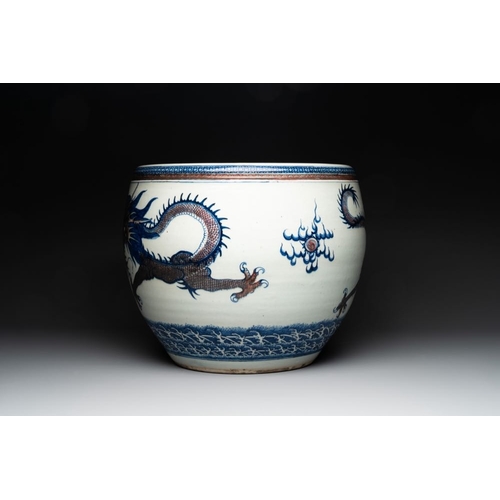 925 - A pair of Chinese blue, white and copper-red 'dragon' fish bowls, QianlongDia.: 47,5 cm - H.: 39 cmT... 