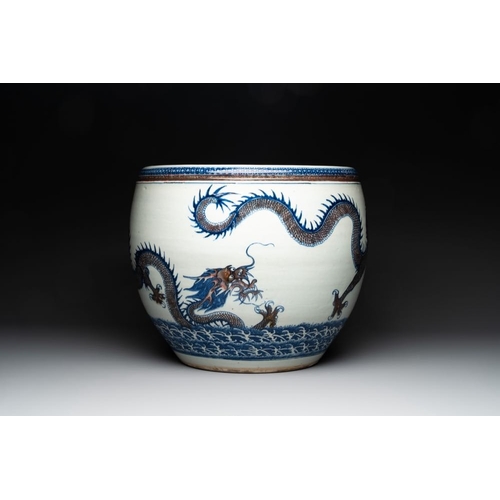 925 - A pair of Chinese blue, white and copper-red 'dragon' fish bowls, QianlongDia.: 47,5 cm - H.: 39 cmT... 