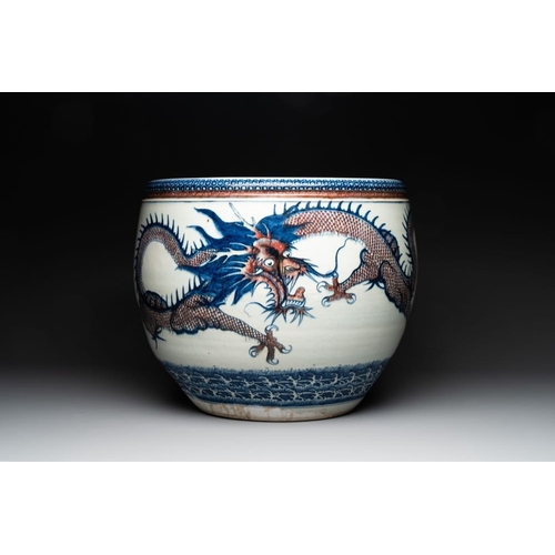 925 - A pair of Chinese blue, white and copper-red 'dragon' fish bowls, QianlongDia.: 47,5 cm - H.: 39 cmT... 