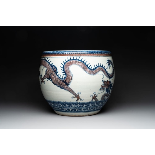 925 - A pair of Chinese blue, white and copper-red 'dragon' fish bowls, QianlongDia.: 47,5 cm - H.: 39 cmT... 