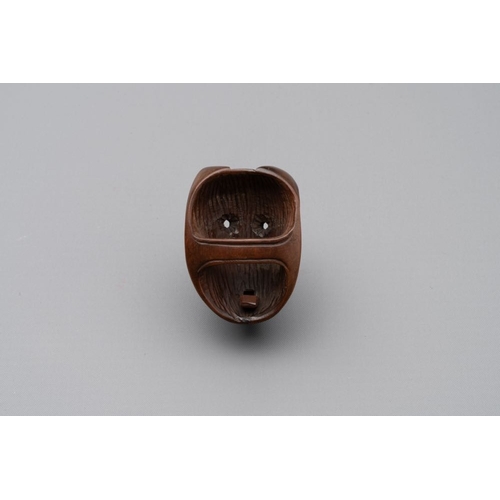 938 - A Japanese lacquerware inro with a bird-shaped netsuke, a wooden 'fox' mask and a silver box, Chang ... 