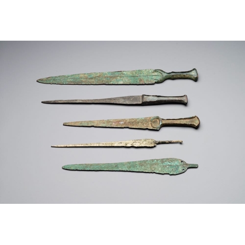 939 - Four bronze daggers and a sword, Luristan and Syria, 1st C. B.C.Dim.: 41,6 x 5,2 cm (the longest)Dim... 