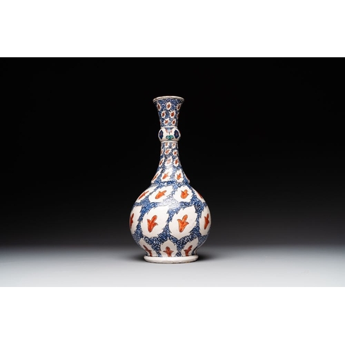 944 - An Iznik-style bottle vase, probably Samson Paris, 19th C.H.: 33,5 cmThe absence of a condition repo... 