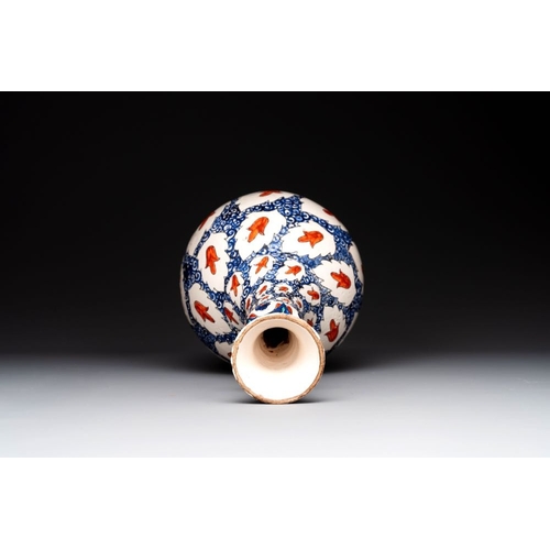 944 - An Iznik-style bottle vase, probably Samson Paris, 19th C.H.: 33,5 cmThe absence of a condition repo... 