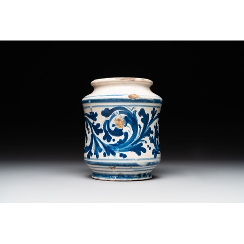 951 - A blue and white Italian maiolica albarello, 16/17th C.H.: 17 cmThe absence of a condition report do... 