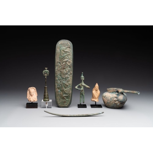 958 - A group of seven bronze and pottery objects, Syria, Persia, and Luristan, 3rd C. and earlierH.: 6,7 ... 