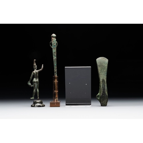 959 - A varied collection of four bronze objects and figures, Roman Empire, 8th C. B.C./3rd C.H.: 21 cm (t... 