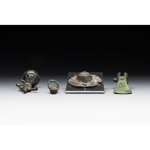 959 - A varied collection of four bronze objects and figures, Roman Empire, 8th C. B.C./3rd C.H.: 21 cm (t... 