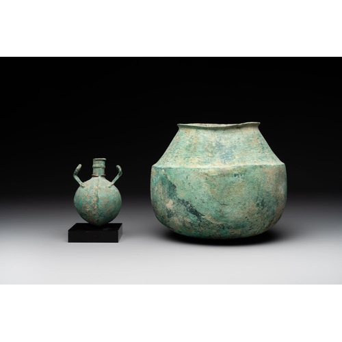 960 - A bronze urn, a bronze canteen with relief design and a pair of bronze oil lamps, Roman Empire, 9th ... 