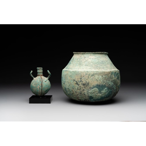 960 - A bronze urn, a bronze canteen with relief design and a pair of bronze oil lamps, Roman Empire, 9th ... 