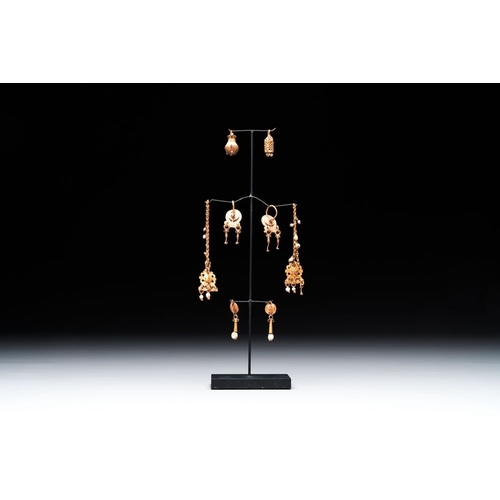 961 - Three pairs of gold earrings with pearls and two gold pendants, Roman Era, 2nd/3rd C.Dim.: 6,5 x 1,8... 