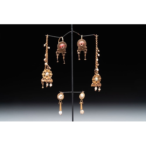 961 - Three pairs of gold earrings with pearls and two gold pendants, Roman Era, 2nd/3rd C.Dim.: 6,5 x 1,8... 