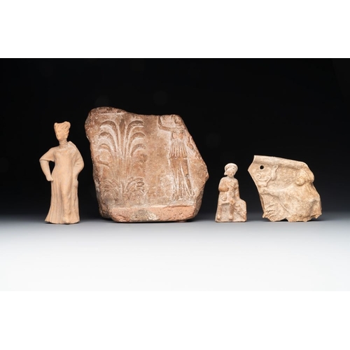 964 - Two terracotta female figures and two fragments with figural design, Italy, 7/4th C. B.C.L.: 23,5 cm... 