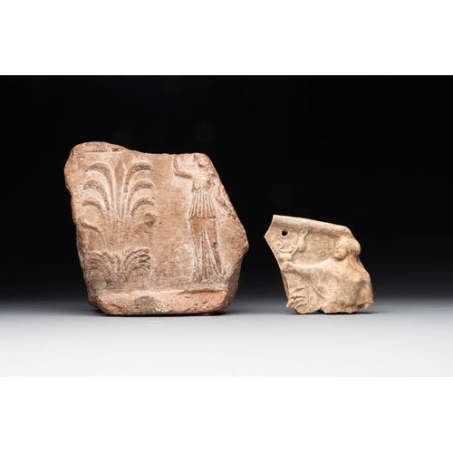 964 - Two terracotta female figures and two fragments with figural design, Italy, 7/4th C. B.C.L.: 23,5 cm... 