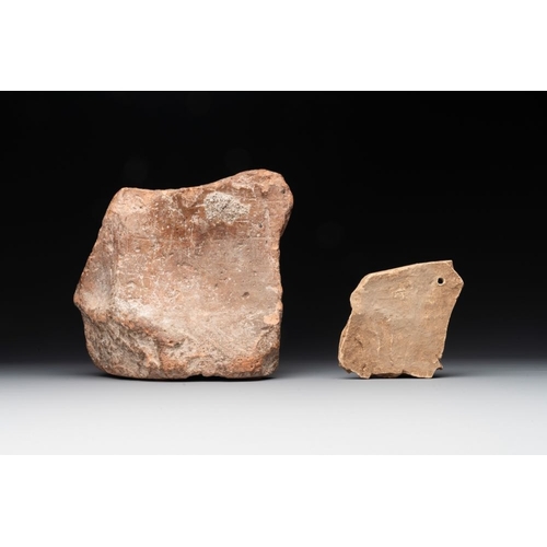 964 - Two terracotta female figures and two fragments with figural design, Italy, 7/4th C. B.C.L.: 23,5 cm... 