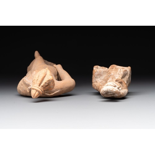 964 - Two terracotta female figures and two fragments with figural design, Italy, 7/4th C. B.C.L.: 23,5 cm... 