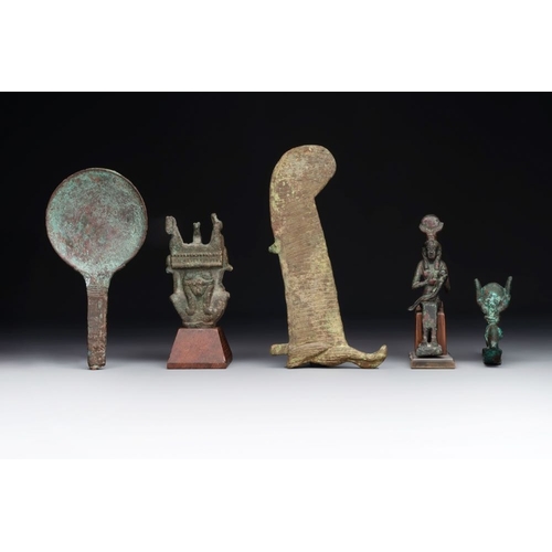 968 - A varied collection of five bronze figures and utensils, Egypt, 3rd/1st C. B.C.L.: 9,9 cm - H.: 19 c... 