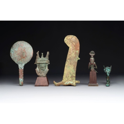 968 - A varied collection of five bronze figures and utensils, Egypt, 3rd/1st C. B.C.L.: 9,9 cm - H.: 19 c... 