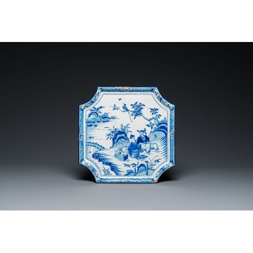 982 - A blue and white Dutch Delft chinoiserie plaque with a tea drinking scene, 18th C.Dim.: 27,5 x 27,5 ... 