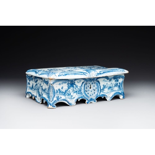 983 - A rare blue and white Dutch Delft jewellery casket and cover, 18th C.Dim.: 30 x 20 x 11 cm (incl. co... 